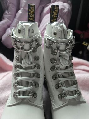 NWOB. DR Martens White  Boots With Chain Accent/metal  Hardware. Women’s Size 8